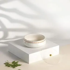 تمرية حجم وسط من نقش - ابيض وذهبي