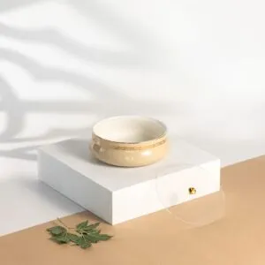 تمرية حجم وسط من نقش - عاجي وذهبي