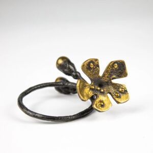 حلقة منديل بزهر كرز - نحاسي