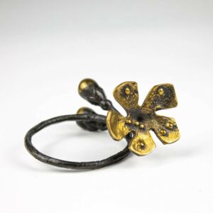 حلقة منديل بزهر كرز - نحاسي