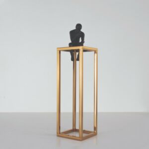 تحفه ذهبيه انيقه بتصميم اوروبي وبتمثال مفكر مقاس كبير