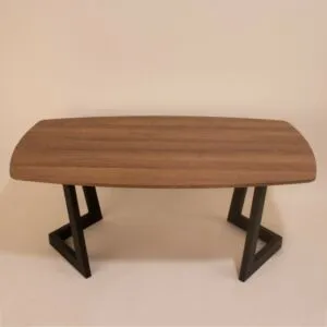 طاولة مجلس بسطح خشبي بقواعد حديد