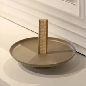 صحن حلى دائري بقاعدة خشب رمادي